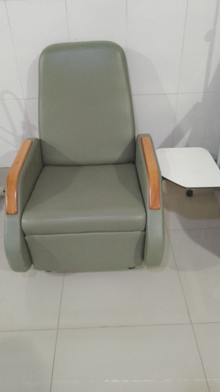COD 2109-Poltrona Hospitalar com mesa lateral